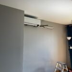 Przykładowa realizacja montażu klimatyzacji u klienta w biurze przez firmę RjSystem - podczas montażu